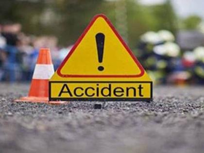 Doctor seriously injured after car hits roller | कार रोलरला धडकून डॉक्टर गंभीर जखमी