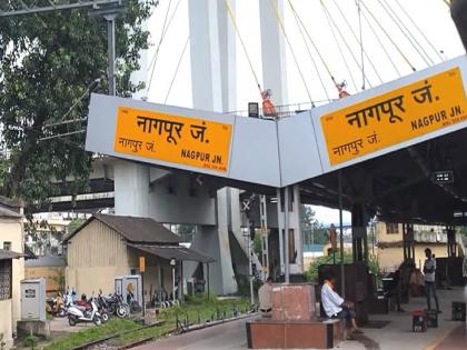 Legal action and fines against those who smoke in train | बेफिकिर झुरकेबाजांना रेल्वेचा दणका: कायदेशिर कारवाई अन् दंडही वसूल