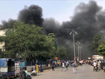 Fierce fire in plastic company, one injured: Neighboring company also damaged due to fire outbreak | प्लास्टिक कंपनीत भीषण आग, एक जखमी : आगीच्या भडक्याने शेजारच्या कंपनीनेही नुकसान