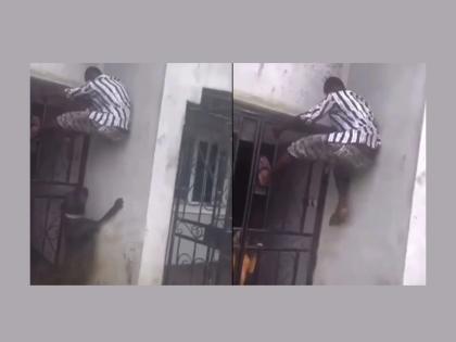 Thief enter the house to steal he got stuck at the door know funny reason | VIDEO : चोरी करण्यासाठी घरात घुसत होता चोर, पण दरवाज्यावरच अडकून पडला आणि...