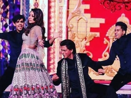 Gauri Khan Shah Rukh Burn Dance Floor On Dilliwali Girlfriend At Isha ambanis Sangeet | ईशा अंबानीच्या प्री वेडिंग सेलिब्रेशनमध्ये थिरकले अख्खे ‘बॉलिवूड’; पाहा, व्हिडिओ!!
