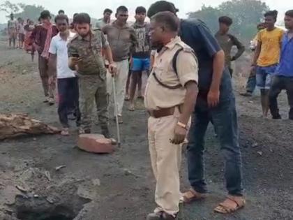 Shocking! Young man got buried alive in the earth Jharkhand | Shocking! अचानक जमीन फाटली अन् तरूण त्यात गाडला गेला, धक्कादायक दृश्य पाहून उडाला लोकांचा थरकाप