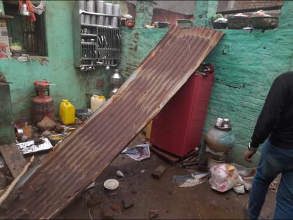 Little girl who was thrown away with her cradle in the storm, died on the spot; Tin sheets on many houses were blown off | धक्कादायक! वादळात पाळण्यासह उडाली चिमुकली, जागीच मृत्यू; अनेक घरांवरील टिनपत्रे उडाली