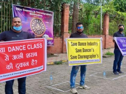 Dance performed by instructors in Nagpur for ‘Dance Classes’; Unique movement in the Constitution Square | ‘डान्स क्लासेस’साठी नागपुरात प्रशिक्षकांनी केले नृत्य; संविधान चौकात अनोखे आंदोलन