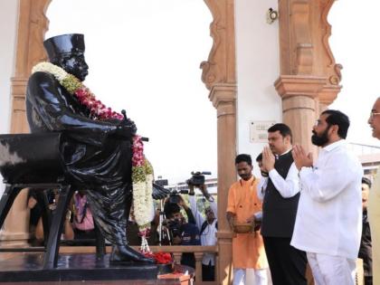 'Yes, I was a Sangh Swayamsevak as a child' Chief Minister Shinde's visit to the Hedgewar Memorial Complex | 'होय, मी लहानपणी संघ स्वयंसेवक होतो' मुख्यमंत्री शिंदे यांची हेडगेवार स्मृतिमंदिर परिसराला भेट