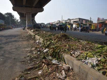 Cleaning fuss in Akola; The dusty city | अकोल्यात साफसफाईचा फज्जा ; धुळीने माखले शहर