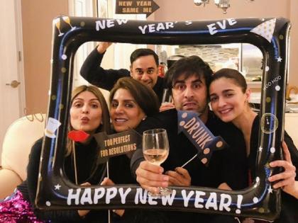 ranbir kapoor alia bhatt celebrated new year with rishi kapoor neetu kapoor in newyork | आलिया भट्टने कपूर फॅमिलीसोबत केले न्यू ईअर सेलिब्रेशन ! पाहा फोटो!!