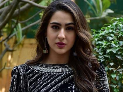 sara ali khan called shahrukh khan uncle at filmfare award 2019 | सारा अली खानने शाहरुखला म्हटले ‘अंकल’; मग झाले असे काही!!