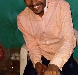 He cut onions to celebrate the birthday; Idea of a youth from Mozari in Amravati district | 'त्याने' कांदा कापून केले बर्थ डे सेलिब्रेशन; अमरावती जिल्ह्यातल्या मोझरी येथील युवकाची शक्कल