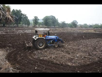 Rice farming will be done on 6300 hectares in Panvel, farmers have started plowing for sowing.  | पनवेलमध्ये 6300 हेक्टरवर होणार भातशेती, शेतकऱ्यांची पेरणीसाठी नांगरणीला सुरुवात 