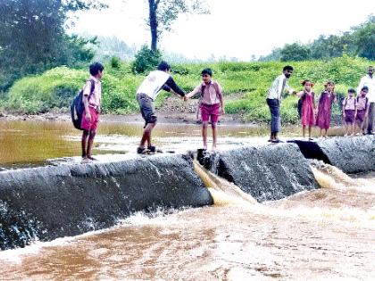  Student's fatal journey | विद्यार्थ्यांचा जीवघेणा प्रवास