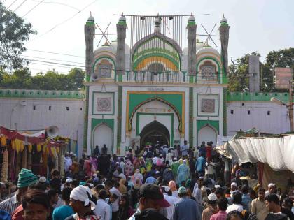  The appearance of holy clothes taken by millions of devotees | लाखो भाविकांनी घेतले पवित्र पोशाखाचे दर्शन