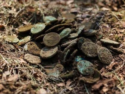 Rare coins buried in the field found sold for millions | शेतात खोदकाम सुरू असताना सापडला खजिना, रातोरात कोट्याधीश झाला मालक