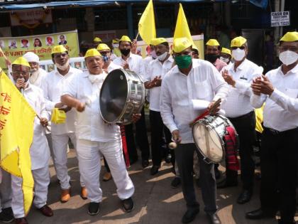 Sangharsh Samiti's Dhol Bajav Andolan for OBCs to attract the attention of the government | शासनाचे लक्ष वेधण्यासाठी ओबीसींसाठी संघर्ष समितीचे ढोल बजाव आंदोलन 