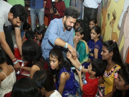 Party Marathi Movie Starcast Friendship Day Celebration with HIV affected children | 'फ्रेंडशिप डे'च्या निमित्ताने कलाकारांनी एचआयव्हीग्रस्त मुलांसह साजरी केली अनोखी 'पार्टी'