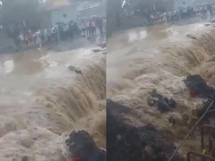 The bridge that collapsed on Saturday was repaired on Sunday afternoon and washed away again in the evening! | शनिवारी खचलेला पूल रविवारी दुपारी दुरूस्त केला अन् सायंकाळी पुन्हा वाहून गेला! The bridge that collapsed on Saturday was repaired on Sunday afternoon and washed away again in the evening! | शनिवारी खचलेला पूल रविवारी दुपारी दुरूस्त केला अन् सायंकाळी पुन्हा वाहून गेला!