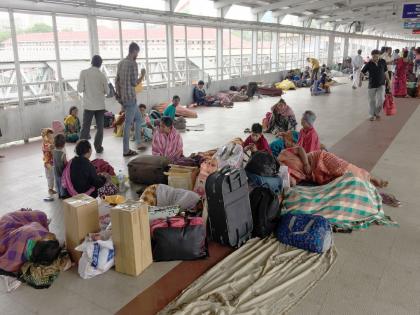 Due to heavy rains, many trains between Pune and Mumbai were cancelled on Monday | मुसळधार पावसामुळे पुणे - मुंबईदरम्यानच्या अनेक गाड्या साेमवारी बंद