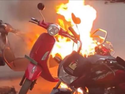 Electric Scooter Fire: Survived! owner sit on the scooter snd jumped; Electric Scooter Caught fire in hosur | Electric Scooter Fire: वाचला! स्कूटरवर बसला नाही तोच टुणकन उडी मारली; आधी धूर आणि नंतर पेटली