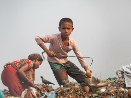 Say, child laborers are not working? Where she gives tea, where she cleans | म्हणे, बालकामगार काम करीत नाहीत? कुठे चहा देतोय, तर कुठे सफाई करतोय