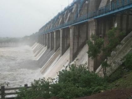 The incessant rains left many villages with water problems | संततधार पावसामुळे अनेक गावांचा पाणीप्रश्न सुटला