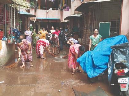 PHOTOS: गाळ अन् चिखलात पाय रोवून लढा देतोय...पुन्हा नव्यानं उभं राहण्यासाठी राबतोय कोकणी माणूस!