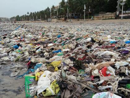 The trash of trash, plastic bottles and bags in Juhu Beach | 'जुहू बीच'ची झाली कचराकुंडी, प्लास्टीसच्या बाटल्या अन् पिशव्यांचा ढीग  