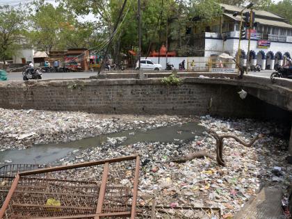 On the eve of monsoon, cleaning of pre-monsoon drains stalled | पावसाळा उंबरठ्यावर, मान्सूनपूर्व नाले सफाई ठप्प