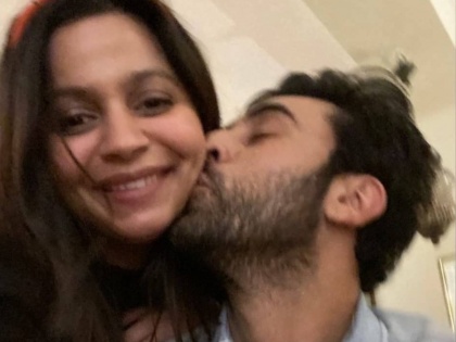 Ranbir Kapoor Kisses Alia Bhatt’s Sister Shaheen Bhatt at The Family Christmas Party | रणबीर कपूरने चक्क एका मुलीला किस करतानाचा फोटो केला पोस्ट, वाचा कोण आहे ही मुलगी