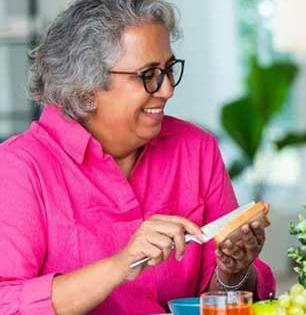 आई-बाबांनी पन्नाशी ओलांडली? ५ गोष्टी रोज खाऊ घाला, हाडे होतील दणकट - दुखणं जाईल पळून..