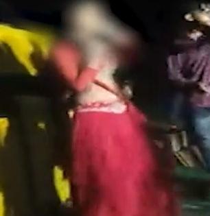 भयंकर, हातात पिस्तूल घेऊन कुणी नाचतं का? व्हायरल व्हिडिओ, पिस्तुलाच्या तालावर तुफान जलसा