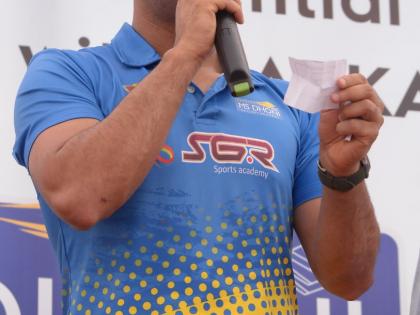 Due to disorganized event in Nagpur; Mahendra Singh Dhoni went away | नागपुरात कार्यक्रमप्रसंगी झाला गोंधळ; महेंद्रसिंग धोनी निघून गेला