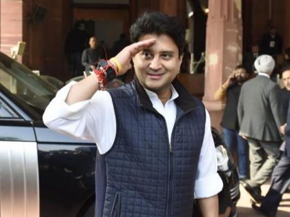 Jyotiraditya uprising threatens Madhya Pradesh government; Members of SP-BSP also in BJP's tent | ज्योतिरादित्य यांच्या बंडामुळे मध्य प्रदेश सरकार धोक्यात; सपा-बसपाचे सदस्यही भाजपच्या तंबूत