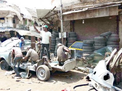 Solapur Municipal Corporation will take possession of old vehicles parked on the sidewalk in the open space | रस्त्यावर, मोकळ्या जागेत अन् फुटपाथवर टाकलेली जुनी वाहने सोलापूर महापालिका घेणार ताब्यात