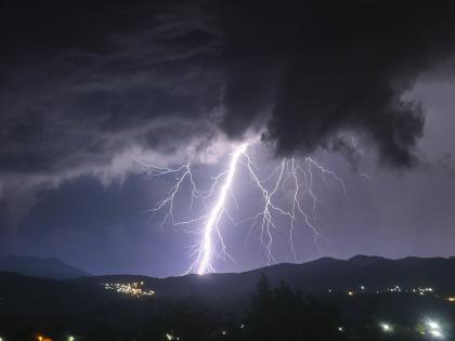 Five bulls were struck by lightning, a calf also died in nagpur | विज काेसळून पाच बैल, वासराचा हाेरपळून मृत्यू