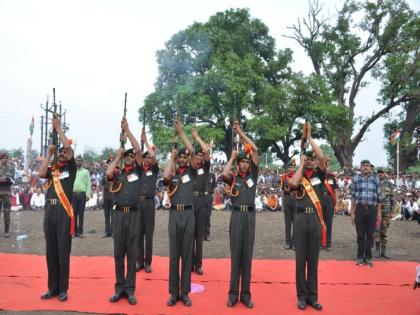 The last rites of the martyred soldier of Washim with military honors, the presence of citizens on the side of the road | वाशिमच्या शहीद जवानावर लष्करी इतमामात अंतिम संस्कार, रस्त्याच्या दूतर्फा नागरिकांची उपस्थिती