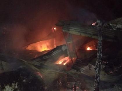 A cowshed caught fire at Vadad in Yavatmal district | यवतमाळ जिल्ह्यातील वडद येथे गोठ्याला लागली आग; ११ शेळ्या, ५० कोंबड्यांचा मृत्यू