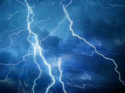 55-year-old woman dies in lightning strike | वीज पडून ५५ वर्षीय महिलेचा मृत्यू