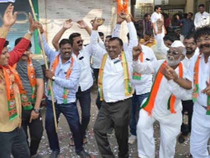 BJP Jalosh, Ajit Pawar supporters in double mood | भाजपत जल्लोष,अजित पवार समर्थक द्विधा मनस्थितीत BJP Jalosh, Ajit Pawar supporters in double mood | भाजपत जल्लोष,अजित पवार समर्थक द्विधा मनस्थितीत