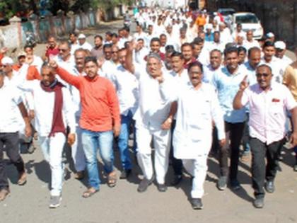 MLAs on the road for farmers | शेतकऱ्यांसाठी आमदार रस्त्यावर