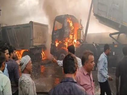 showroom fire Six tippers burnt down, incident near Ridhor on National Highway | शोरूमला आग; सहा टीप्पर जळून खाक, राष्ट्रीय महामार्गावरील रिधोरानजीकची घटना 