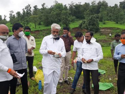 Agriculture Minister Dada Bhuse suddenly ate a farmer's box on the dam | कृषीमंत्री दादा भुसे अचानक बांधावर, शेतकऱ्याचा डब्बाही खाल्ला