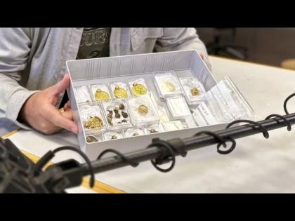 Man found treasure inside soil with metal detector in Norway 1500 year old gold Jewellery rings | मातीत हात टाकला अन् सापडला 1500 वर्ष जुना खजिना, कमाल आहे कहाणी