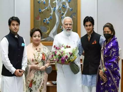 Jyotiraditya Scindia met PM Narendra Modi with family and son Aryaman Scindia; The next generation of Jyotiraditya Shinde in politics? sparks discussions | Jyotiraditya Scindia: ज्योतिरादित्य शिंदेंची पुढची पिढी राजकारणात? मोदींची भेट अन् चर्चांना उधाण