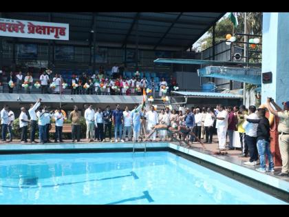 Manavandana was given to swimmers Manav and Ayush Anand Dighe, who set a record for swimming continuously for 24 hours | जलतरणपटू मानव व आयुष आनंद दिघे यांना दिली मानवंदना, सलग २४ तास पोहत पोहण्याचा केला विक्रम