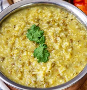 नेहमीचीच मुगाची खिचडी चविष्ट करण्यासाठी २ सोप्या ट्रिक्स, हलका आहारही होईल चवदार-पौष्टीक...