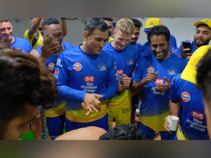 IPL 2019: Birthday celebration of Kedar Jadhav with Chennai Super Kings team mates; Watch video | IPL 2019 : केदार जाधवला चेन्नई सुपर किंग्सकडून बर्थडे गिफ्ट; पाहा व्हिडीओ