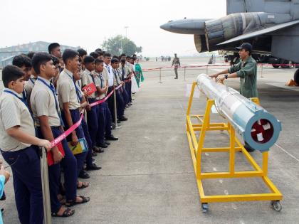 A trip to the air war machine was made for the students | विद्यार्थ्यांना घडविली हवाई युद्ध यंत्रांची सफर