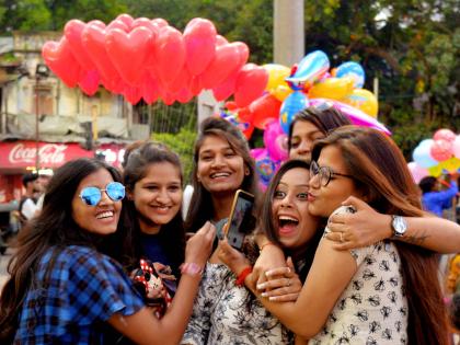 Friendship Day 2018: youth celebrete friendship day | Friendship Day 2018: फ्रेंडशीप डे च्या रंगात रंगली तरुणाई