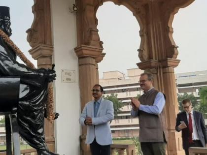 Consul General David Raj's Visits the Hedgewar Memorial Temple | कॉन्सेल जनरल डेव्हिड रांज यांची डॉ. हेडगेवार स्मृती मंदिराला भेट