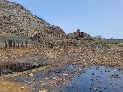 A mountain of garbage from Uttan dumping collapsed in the local area | उत्तन डम्पिंग मधील कचऱ्याचा डोंगर स्थानिकांच्या जागेत कोसळला 